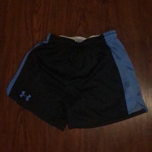 underarmour basketball shorts - small
